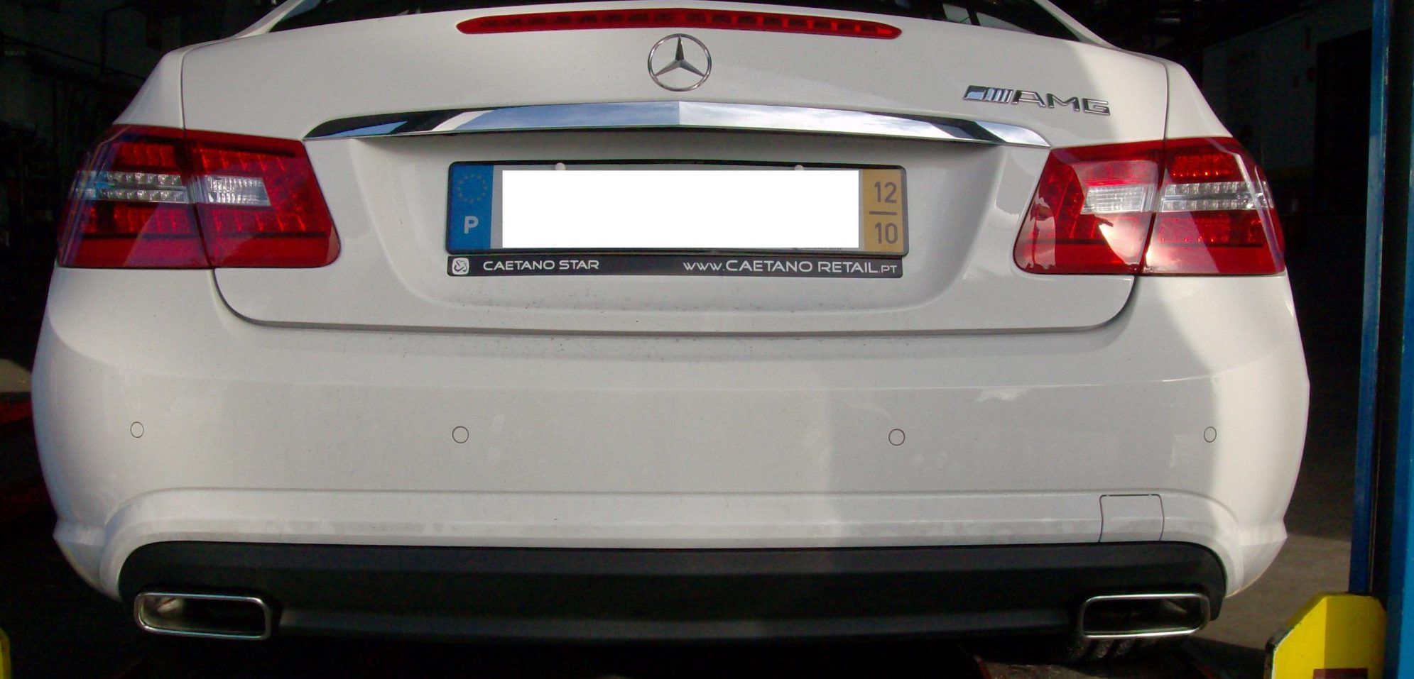 Montaje de un escape en uno Mercedes E250 CDI 2011